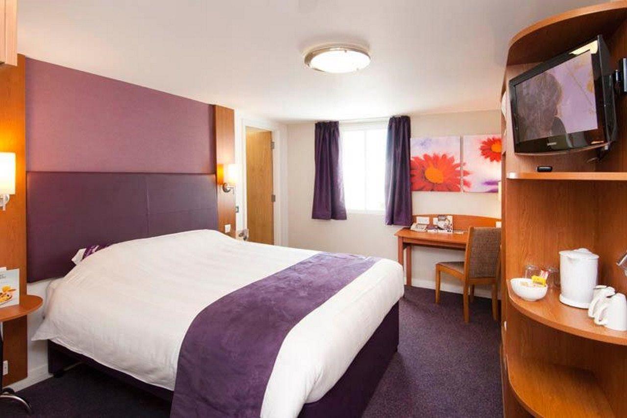Premier Inn West Bromwich Central Экстерьер фото