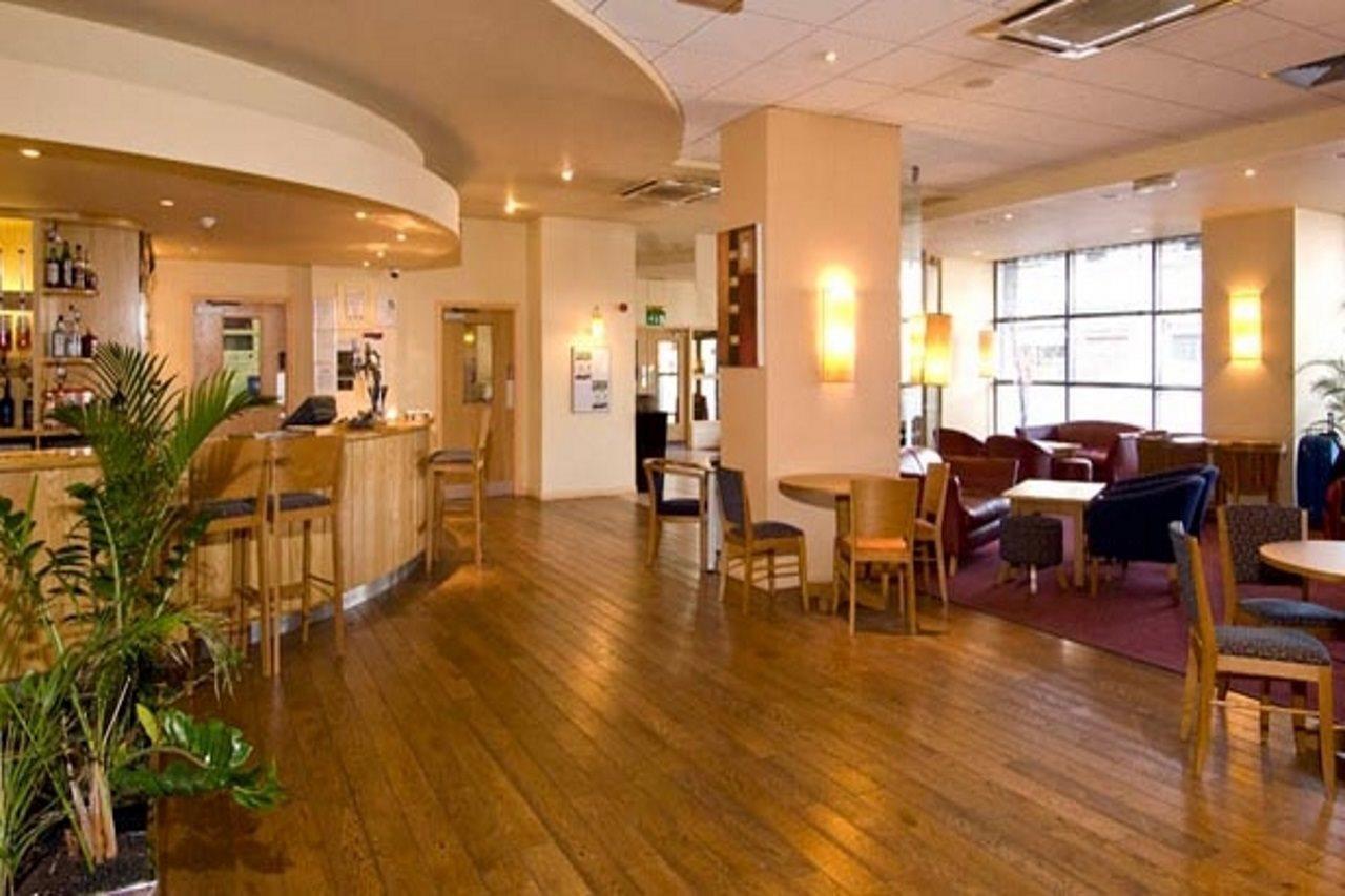 Premier Inn West Bromwich Central Экстерьер фото